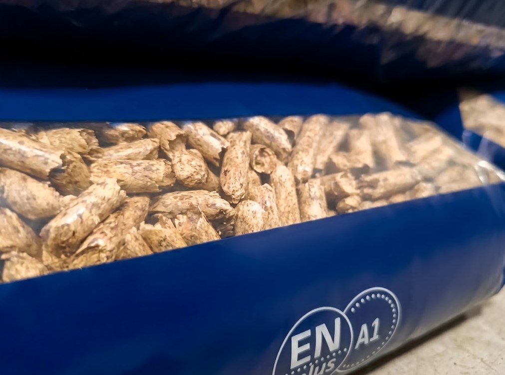 Pellet drzewny PROMETEUS 6 mm 15 kg ENplus A1 – wartość opałowa ≥16,5 MJ/kg